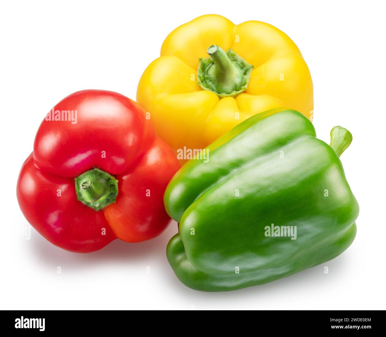 Grüne, gelbe und rote süße Paprika auf weißem Hintergrund. Datei enthält Beschneidungspfad. Stockfoto