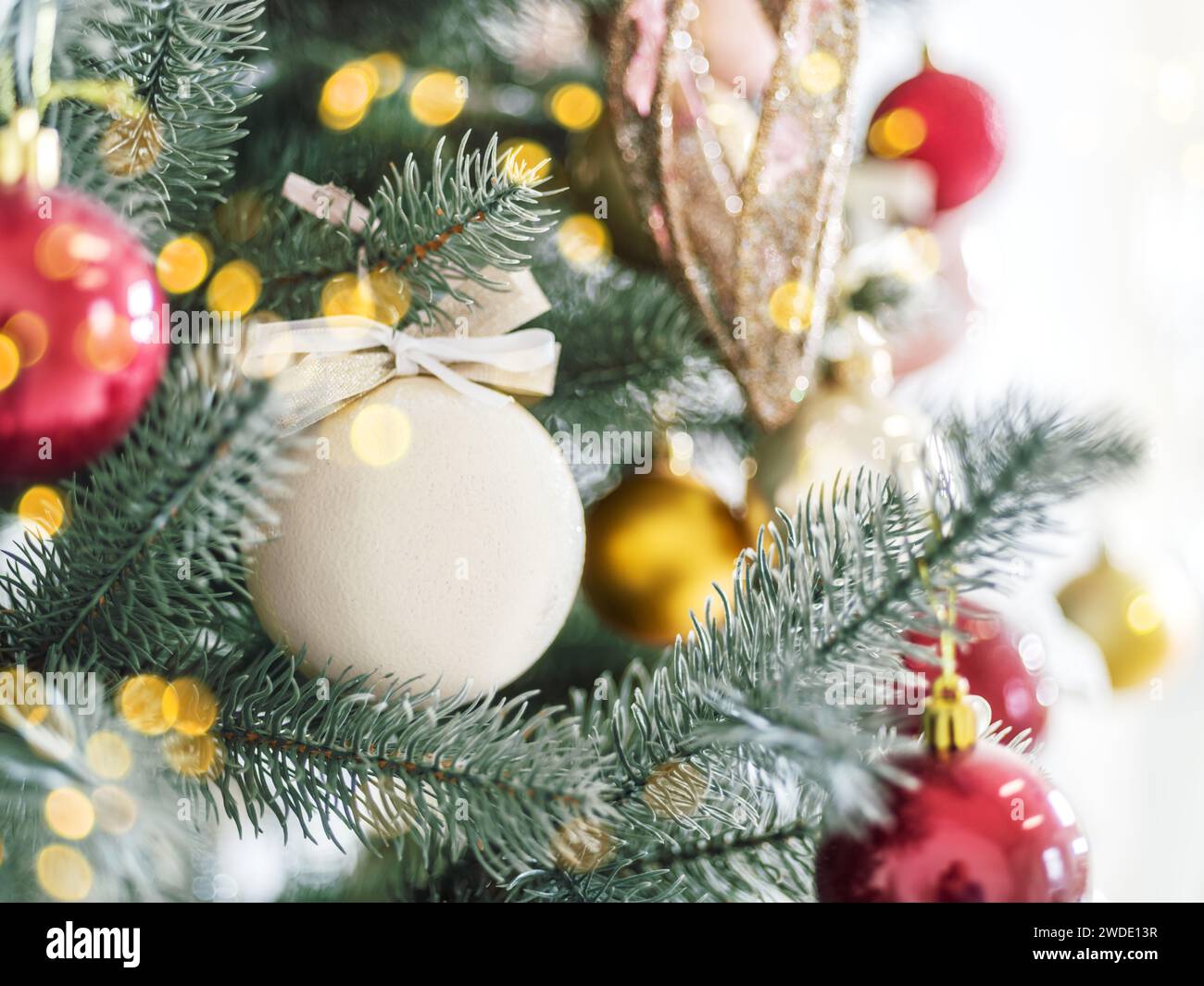 Weihnachtsbaumschmuck aus nächster Nähe. Hintergrund zu Weihnachten oder Neujahr. Stockfoto