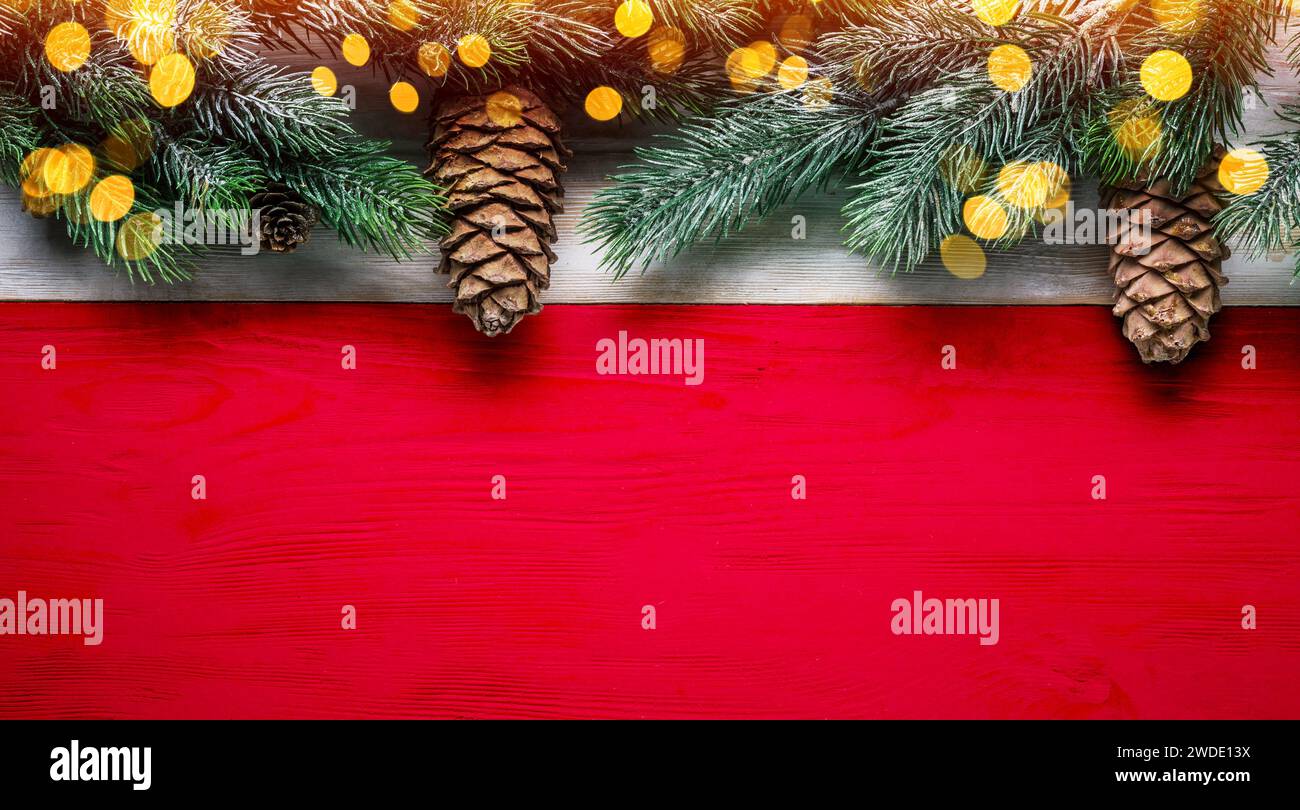 Tannenzweig und Tannenzapfen als Randrahmen angeordnet. Hintergrund zu Weihnachten oder Neujahr. Stockfoto