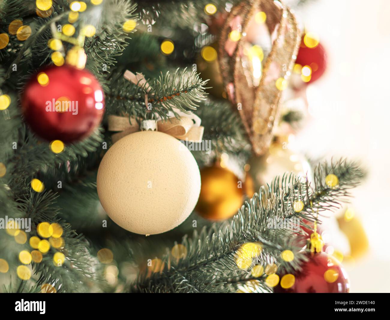 Weihnachtsbaumschmuck aus nächster Nähe. Hintergrund zu Weihnachten oder Neujahr. Stockfoto