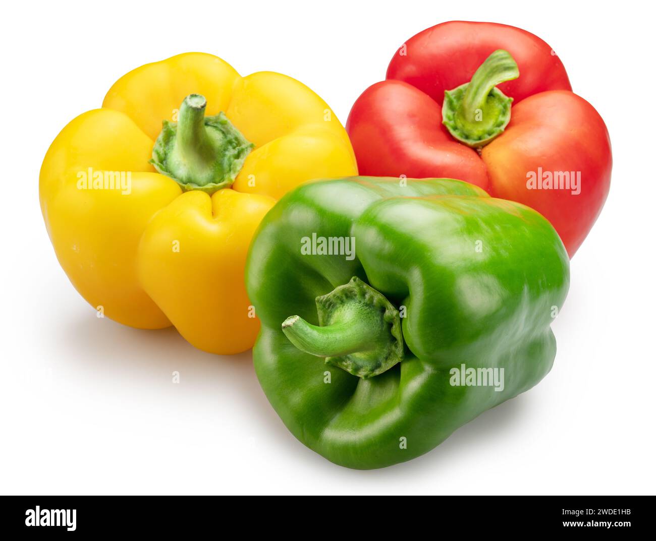 Grüne, gelbe und rote süße Paprika auf weißem Hintergrund. Datei enthält Beschneidungspfad. Stockfoto