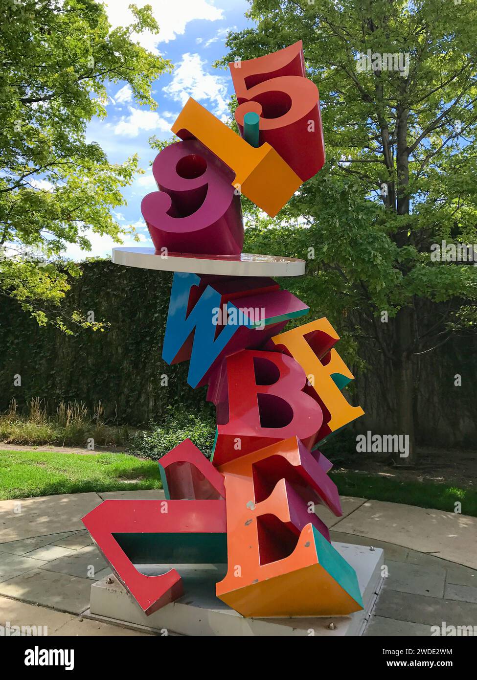 Öffentliche Skulptur, die 91,5- WBEZ Radiosender mit bunten Buchstaben und Zahlen übereinander gestapelt von John Adduci Stockfoto