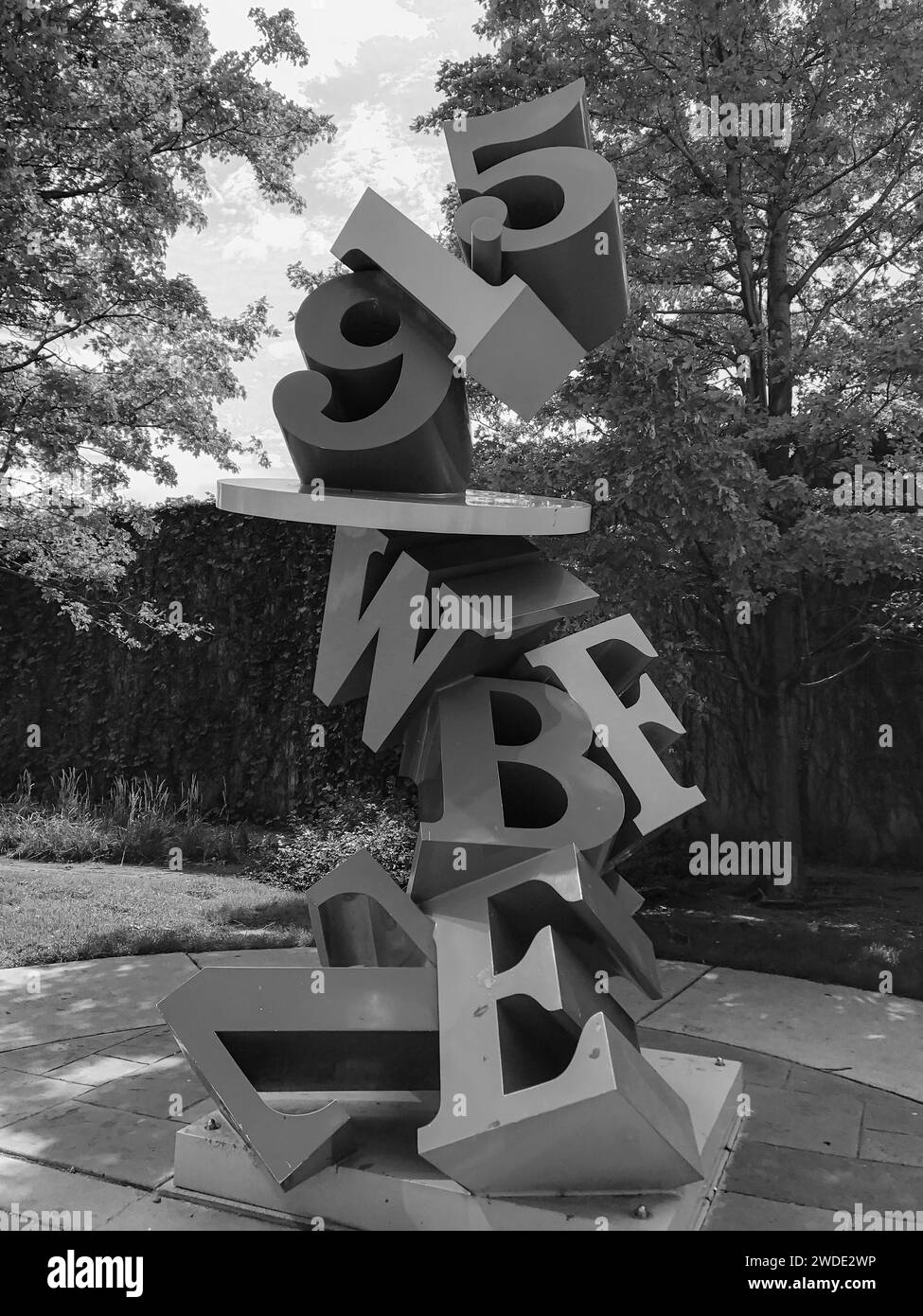 Öffentliche Skulptur, die 91,5- WBEZ-Radiosender mit übereinander gestapelten Buchstaben und Zahlen von John Adduci in Schwarz-weiß schreibt Stockfoto