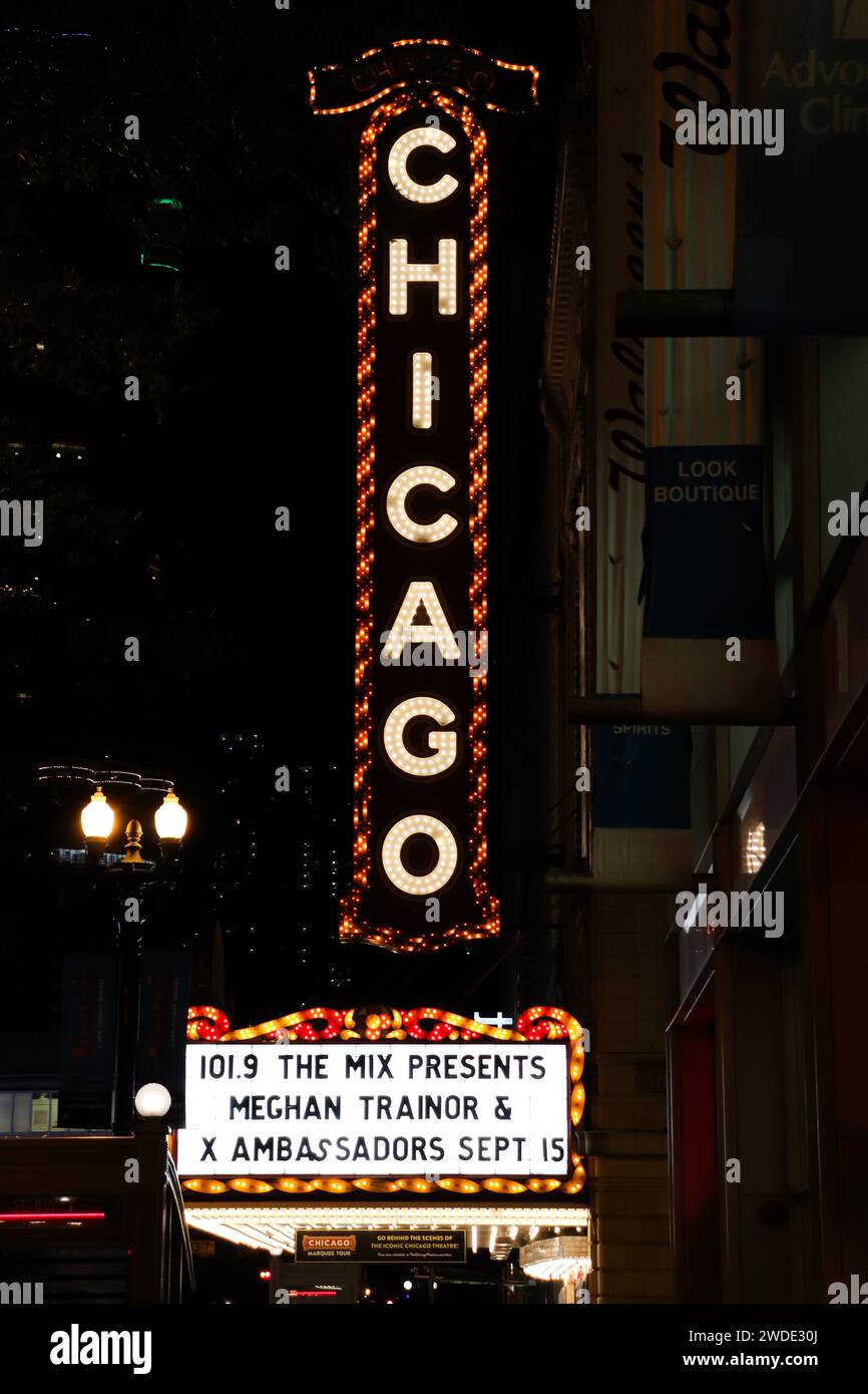 Das Chicago Theatre beleuchtete Schild vor dem Eingang des berühmten Wahrzeichens bei Nacht Stockfoto