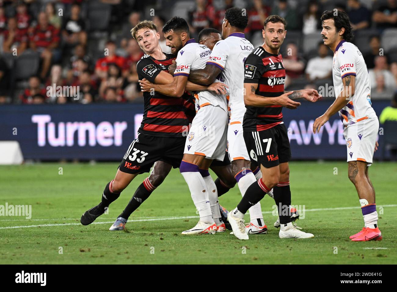 Januar 2024; CommBank Stadium, Sydney, NSW, Australien: A-League Football, die Western Sydney Wanderers gegen Perth Glory, Alex Bonetig von den Western Sydney Wanderers und Johnny Koutroumbis von Perth Glory spielen sich als Eckstoß Stockfoto