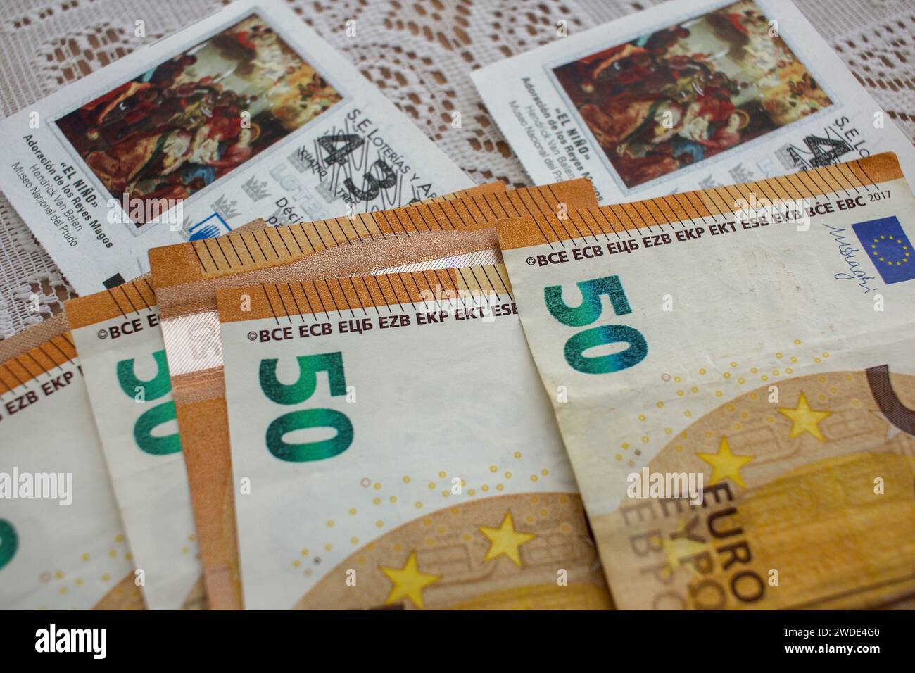 50-Euro-Scheine und ein Ticket für das Vermögen Stockfoto