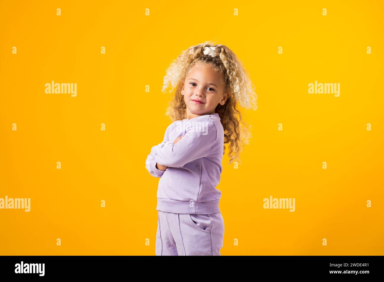 Porträt eines lächelnden Kindermädchens, das Freude, Verspieltheit und pure Freude ausdrückt Stockfoto