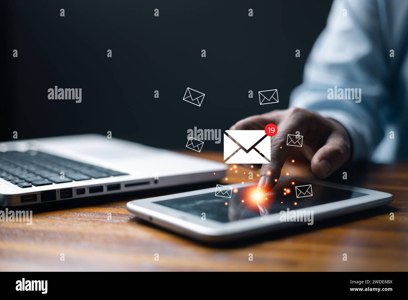 Neues E-Mail-Benachrichtigungskonzept für geschäftliche E-Mail-Kommunikation und digitales Marketing. E-Mail-Marketing-Konzept, Person, die E-Mails auf dem digitalen Tisch liest Stockfoto