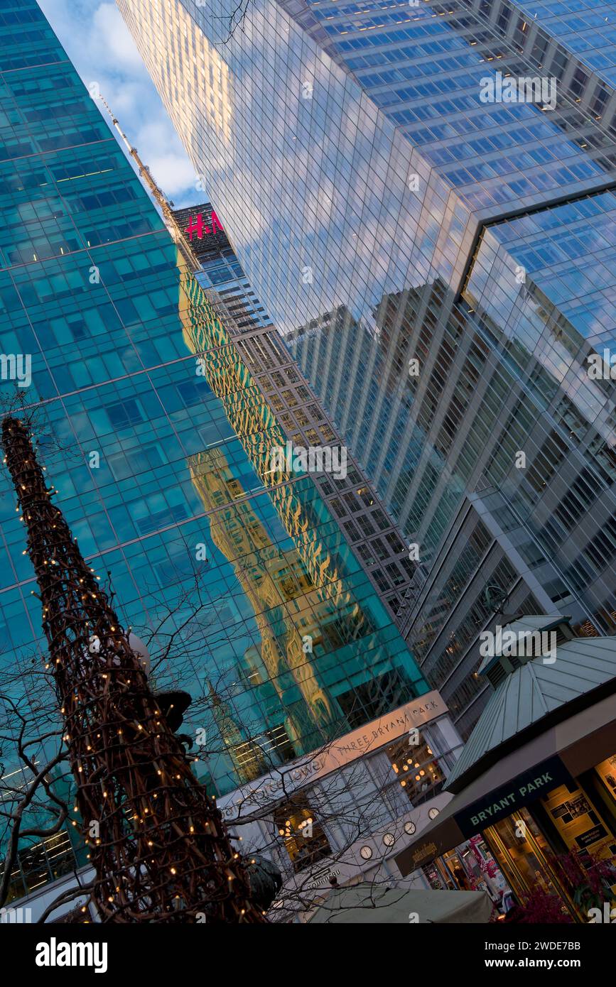 Reflets dans les buildings aux Fassades de verres, offrant du graphisme, Autour de Bryant Park et du Winter Village à Manhattan Stockfoto
