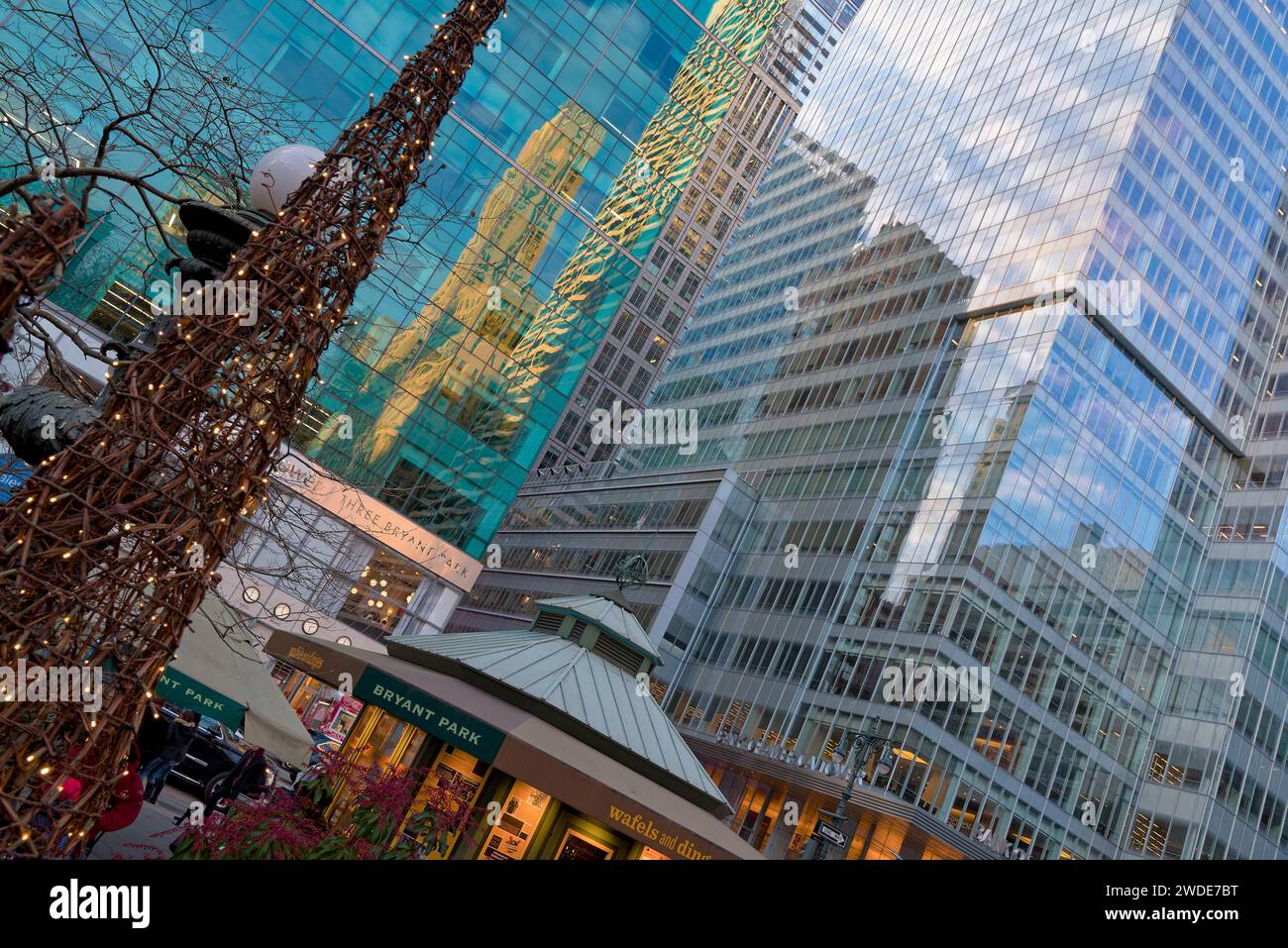 Reflets dans les buildings aux Fassades de verres, offrant du graphisme, Autour de Bryant Park et du Winter Village à Manhattan Stockfoto