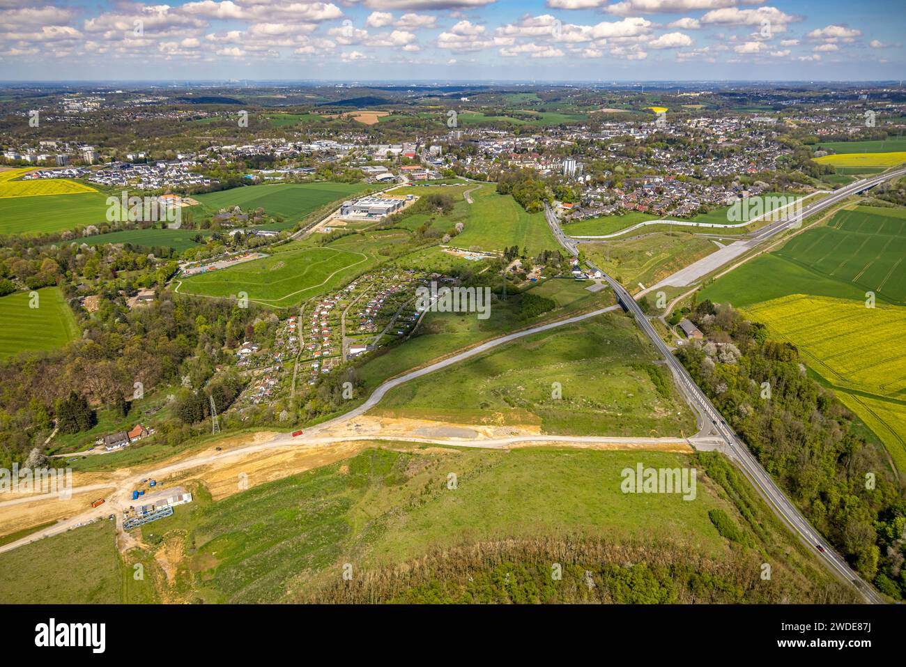 Luftansicht, Innovationspark Heiligenhaus, Baustelle und Baustelle mit neuem R+M de Wit Gebäude, Friedhofsallee, Kleingartengarten Leibeck Stockfoto