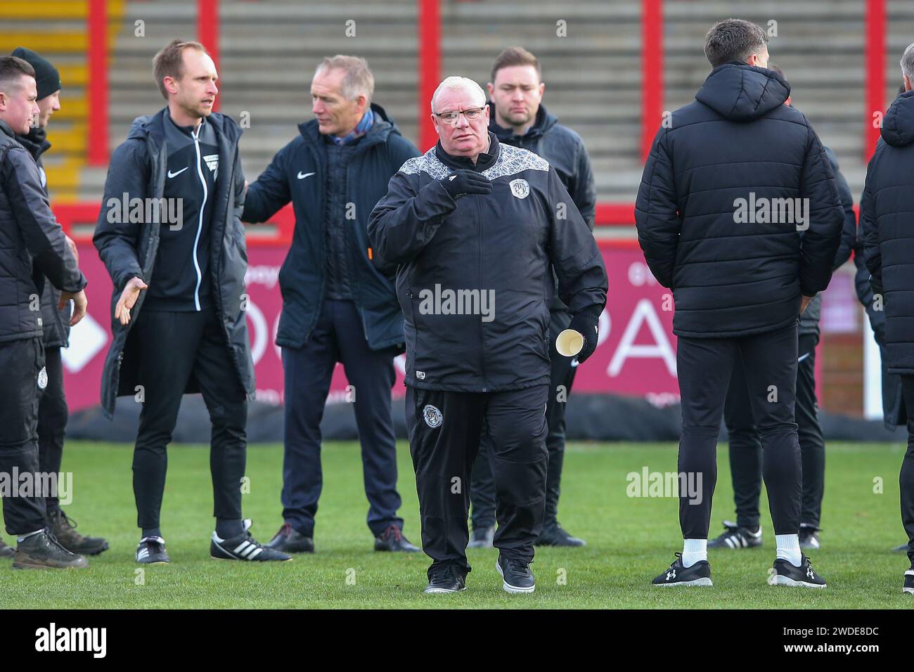 Steve Evans, Manager von Stevenage, signalisiert, dass das Spiel aufgrund eines gefrorenen Spielfeldes vor dem Spiel Stevenage gegen Barnsley in der Sky Bet League 1 im Lamex Stadium, Stevenage, Großbritannien, 20. Januar 2024 abgebrochen wird (Foto: Gareth Evans/News Images) Stockfoto