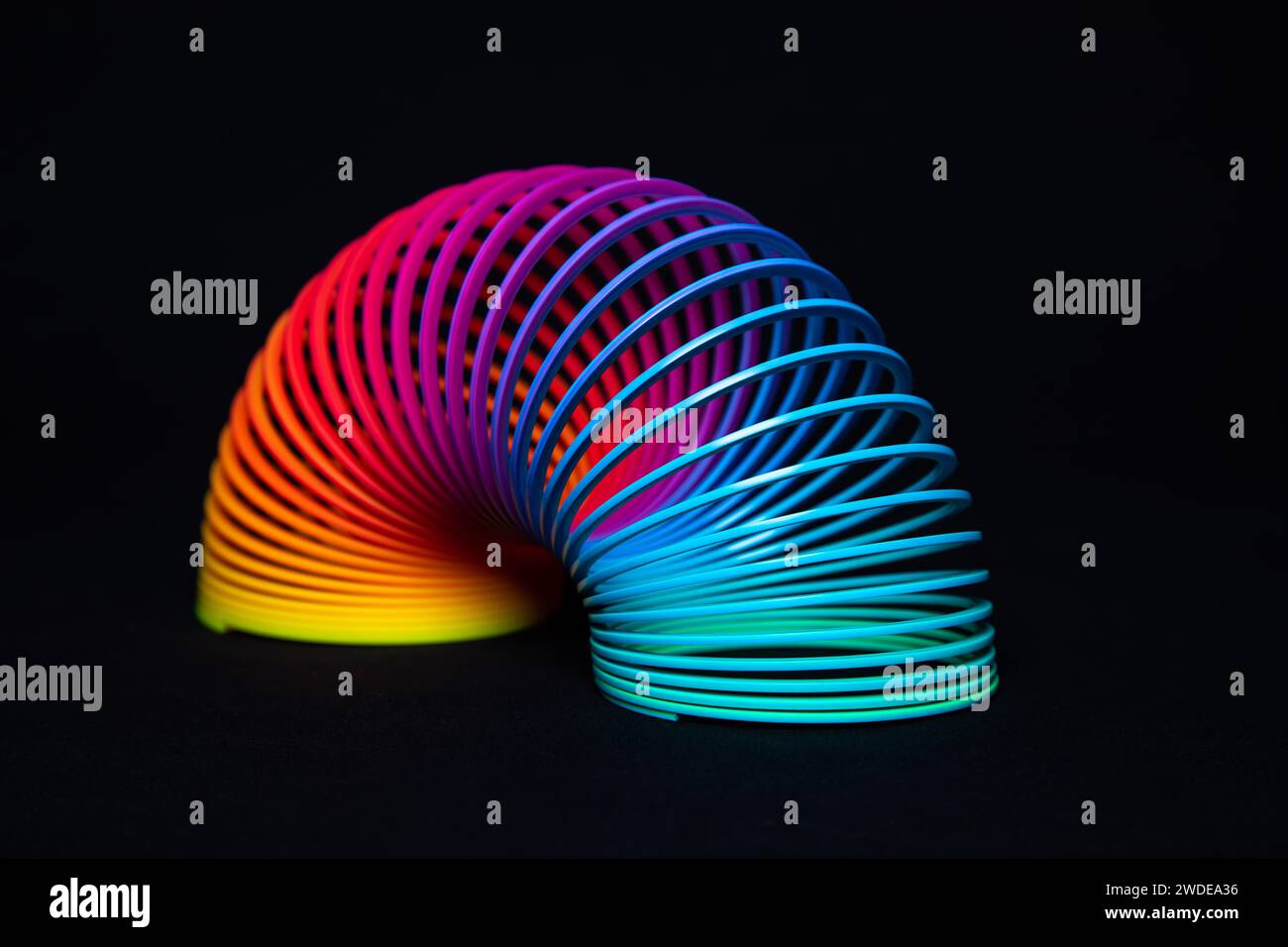 Spirale in vielen bunten Farben vor schwarzem Hintergrund Stockfoto
