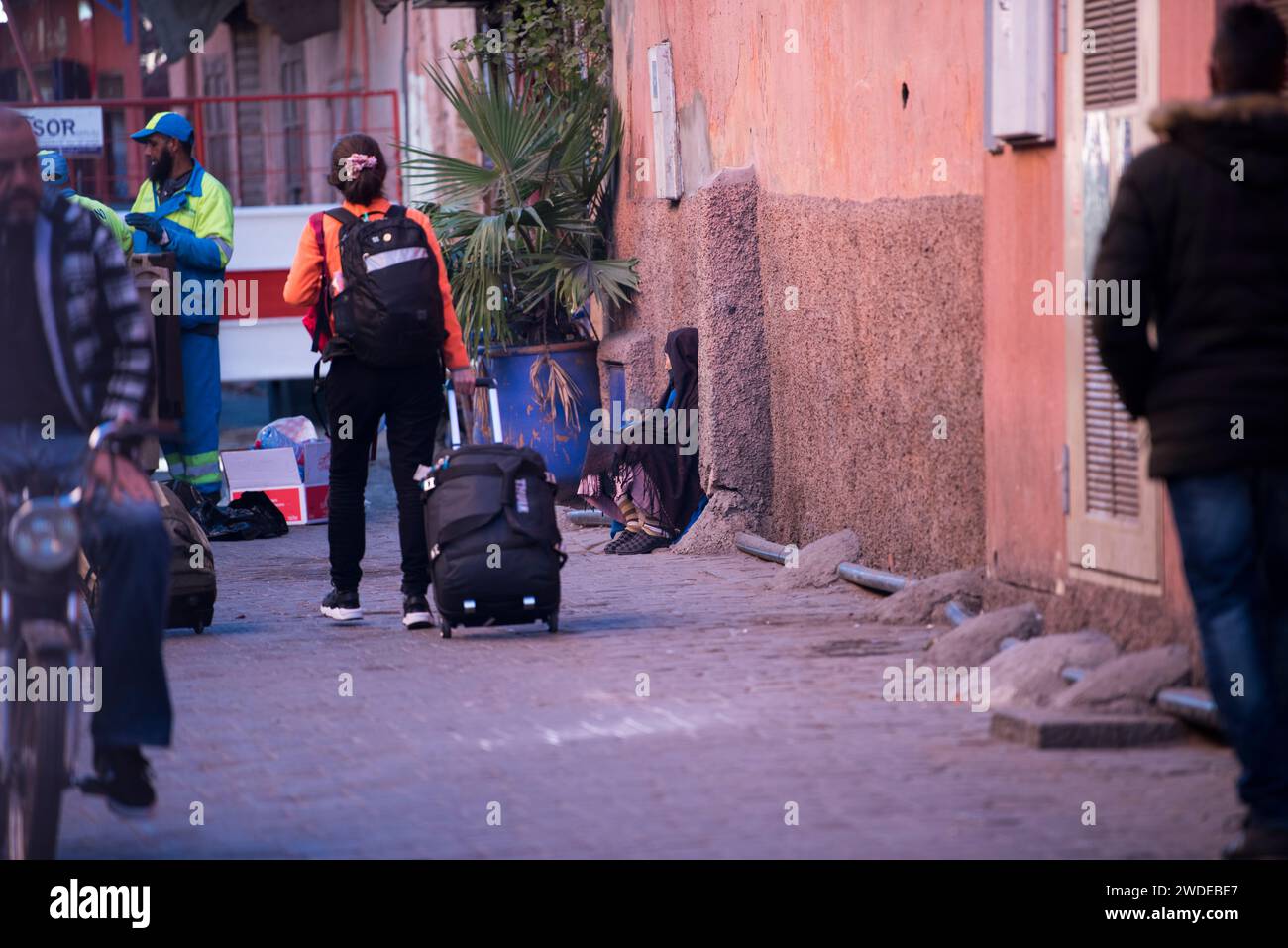 Marrakesch, Marokko - 22. April 2022:: Bettler auf den Straßen des alten Stadtteils Medina von Marrakesch. Stockfoto