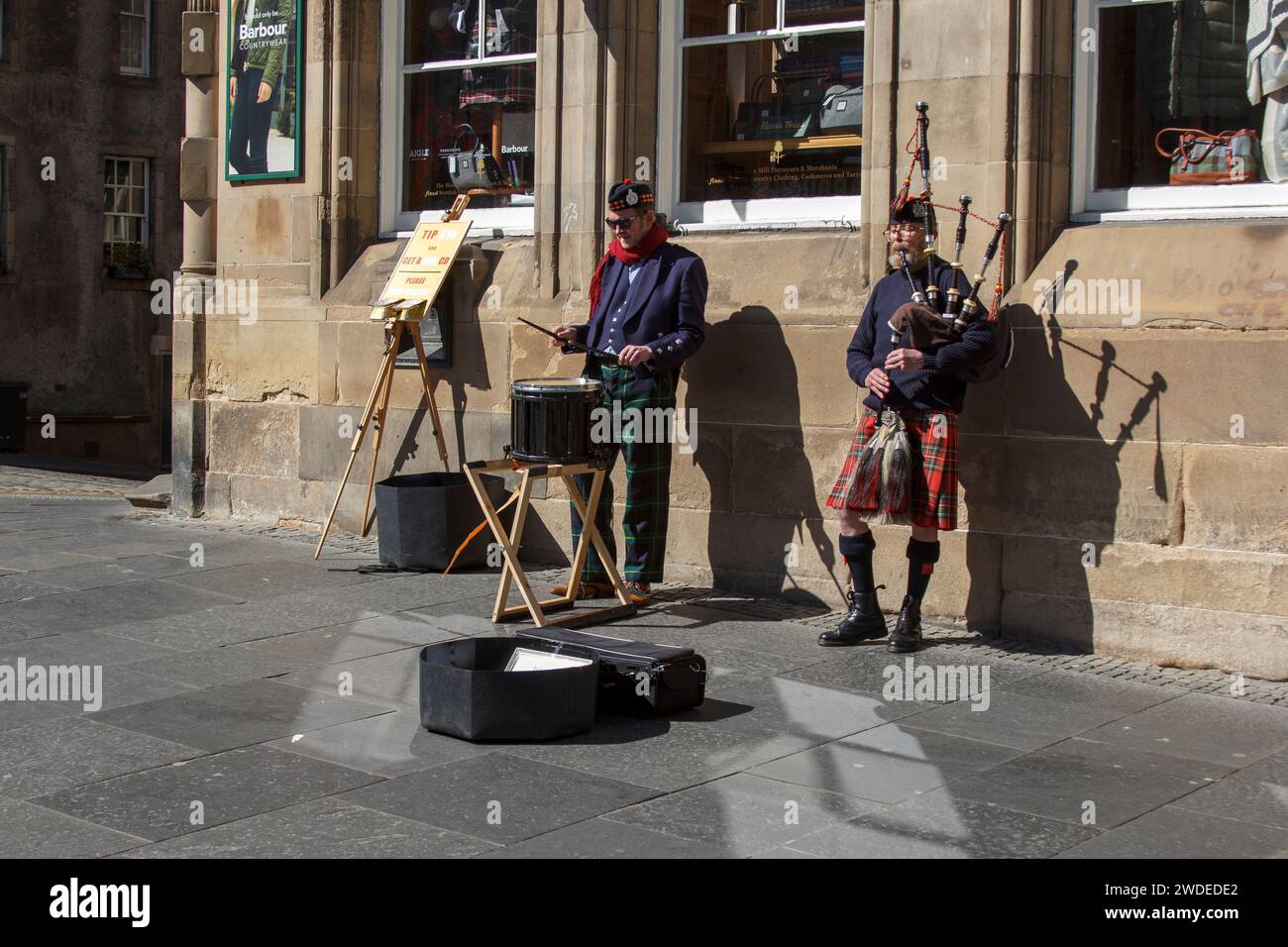 Edinburgh, Schottland, Großbritannien. April 2023. UK. Busker spielen Dudelsack und Trommel auf der Royal Mile, Edinburgh. Stockfoto
