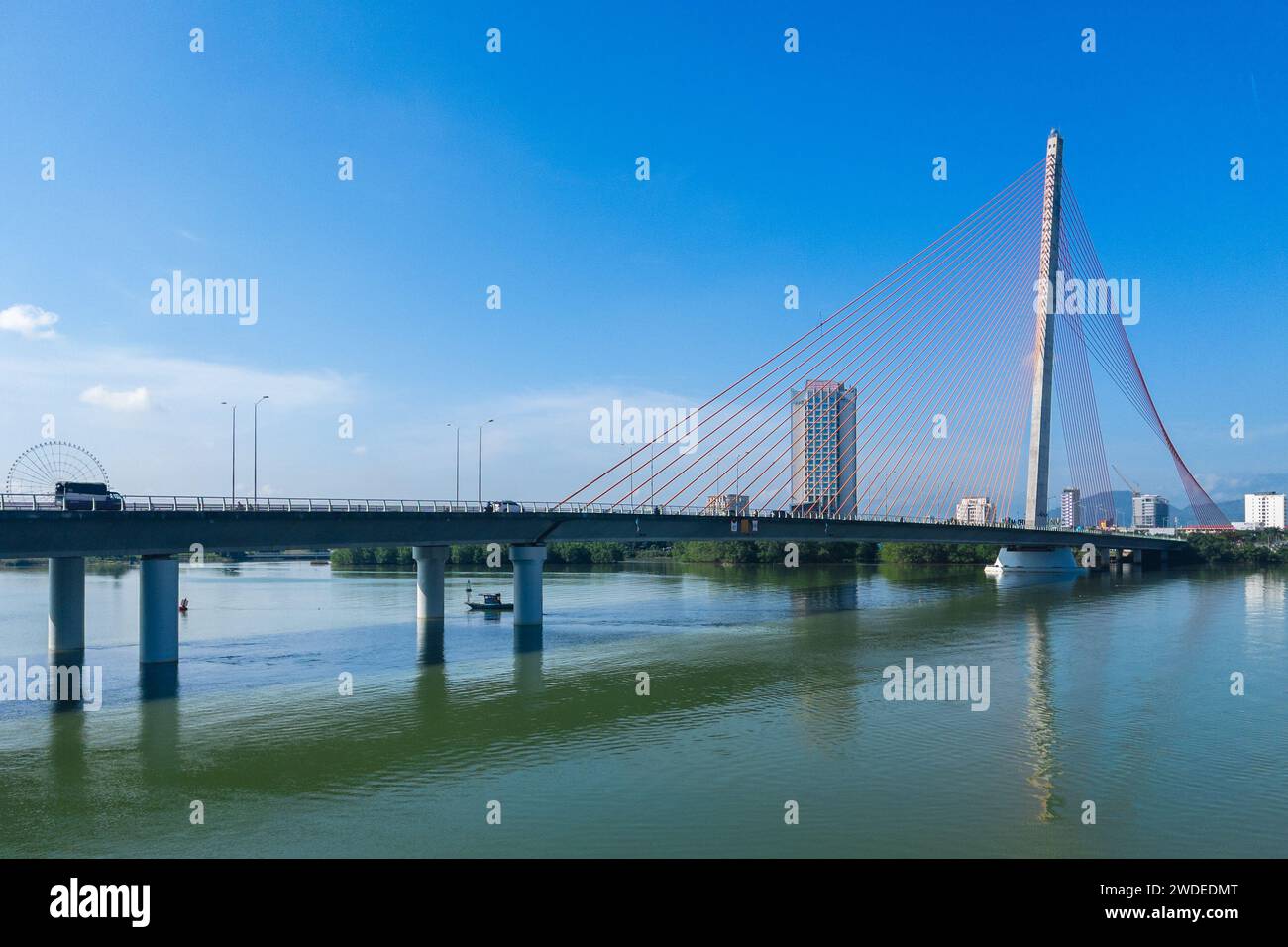 Die Tran Thi Ly Brücke überquert den Han Fluss in da Nang, Vietnam Stockfoto