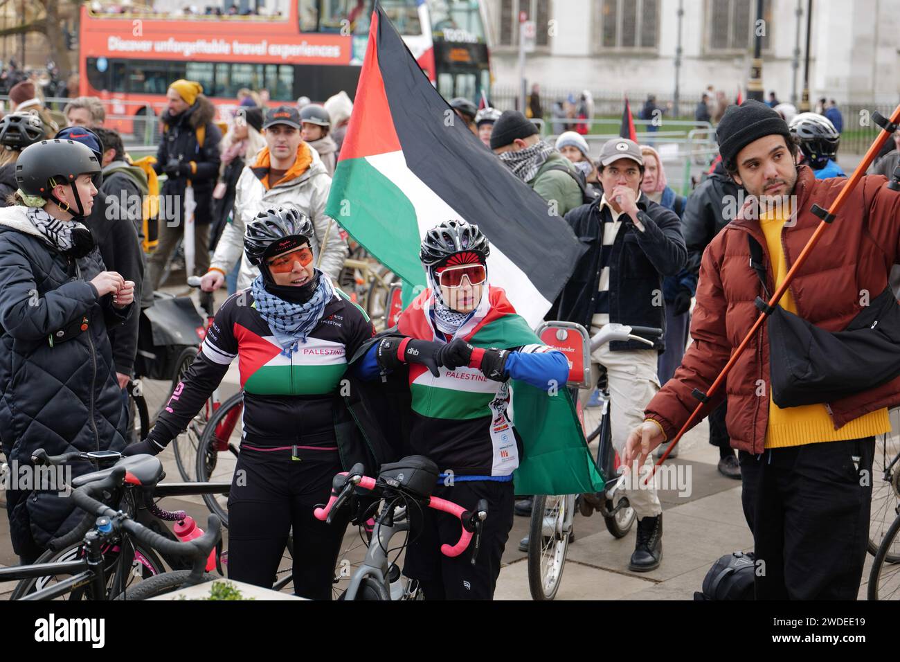 London/UK 20. JAN 2024. Pro-palästinensische Demonstranten veranstalteten eine Zykluskundgebung auf dem parlamentsplatz und skandierten jetzt den Waffenstillstand. Aubrey Fagon / Alamy Live News Stockfoto