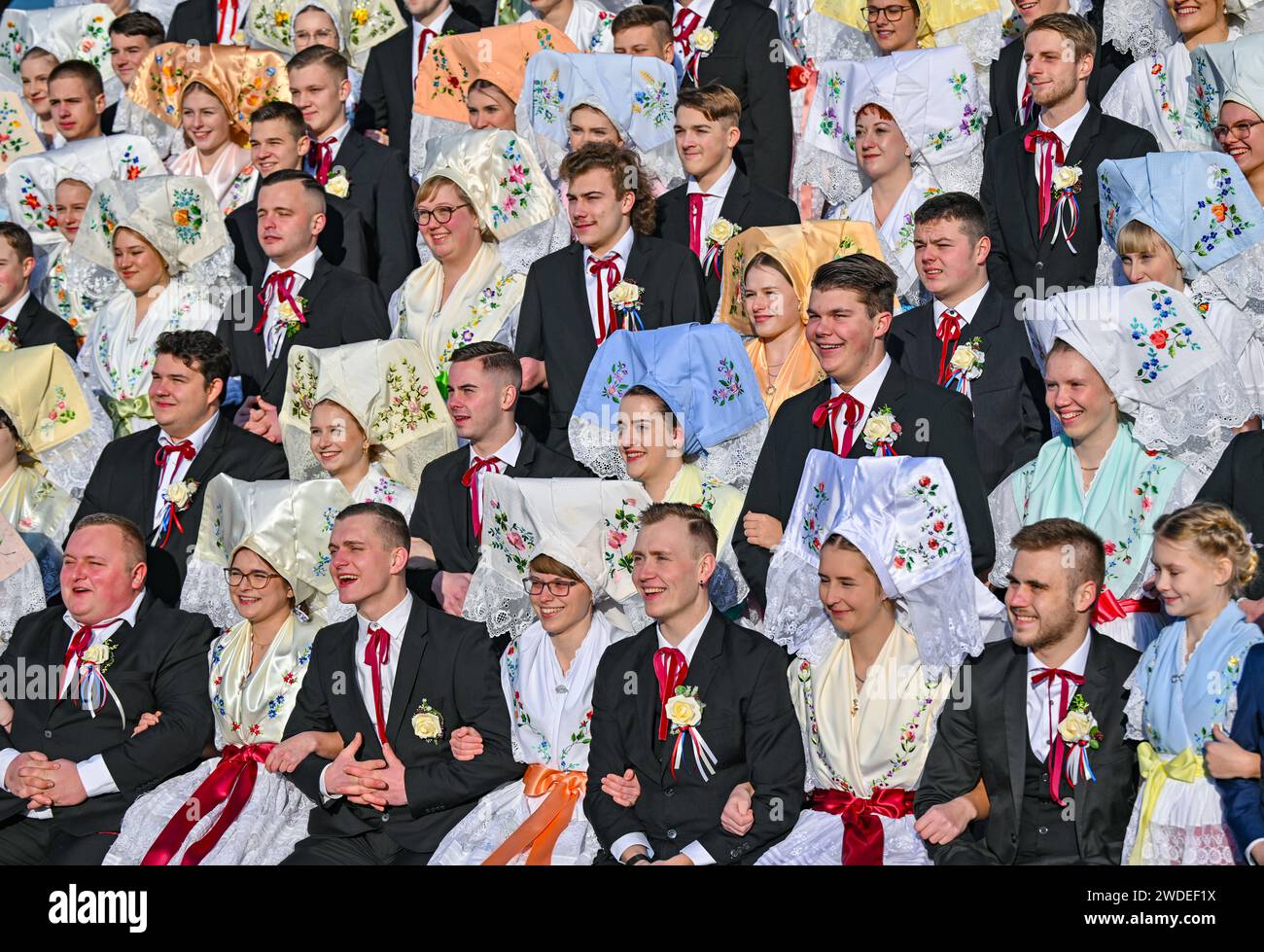 Burg, Deutschland. Januar 2024. Der Wendische Karneval im Spreewald beginnt mit einem Gruppenbild. Rund 40 Paare nahmen am 131. Jugendkarneval Teil. Der Wendische Karneval (Zapust) markiert das Ende der Winterarbeiten im Spreewald und in der Unterlausitz. Es ist der bekannteste Brauch und wird in den meisten Dörfern gefeiert. Neben dem Zampern gehört auch der Karnevalszug dazu. Quelle: Patrick Pleul/dpa/Alamy Live News Stockfoto