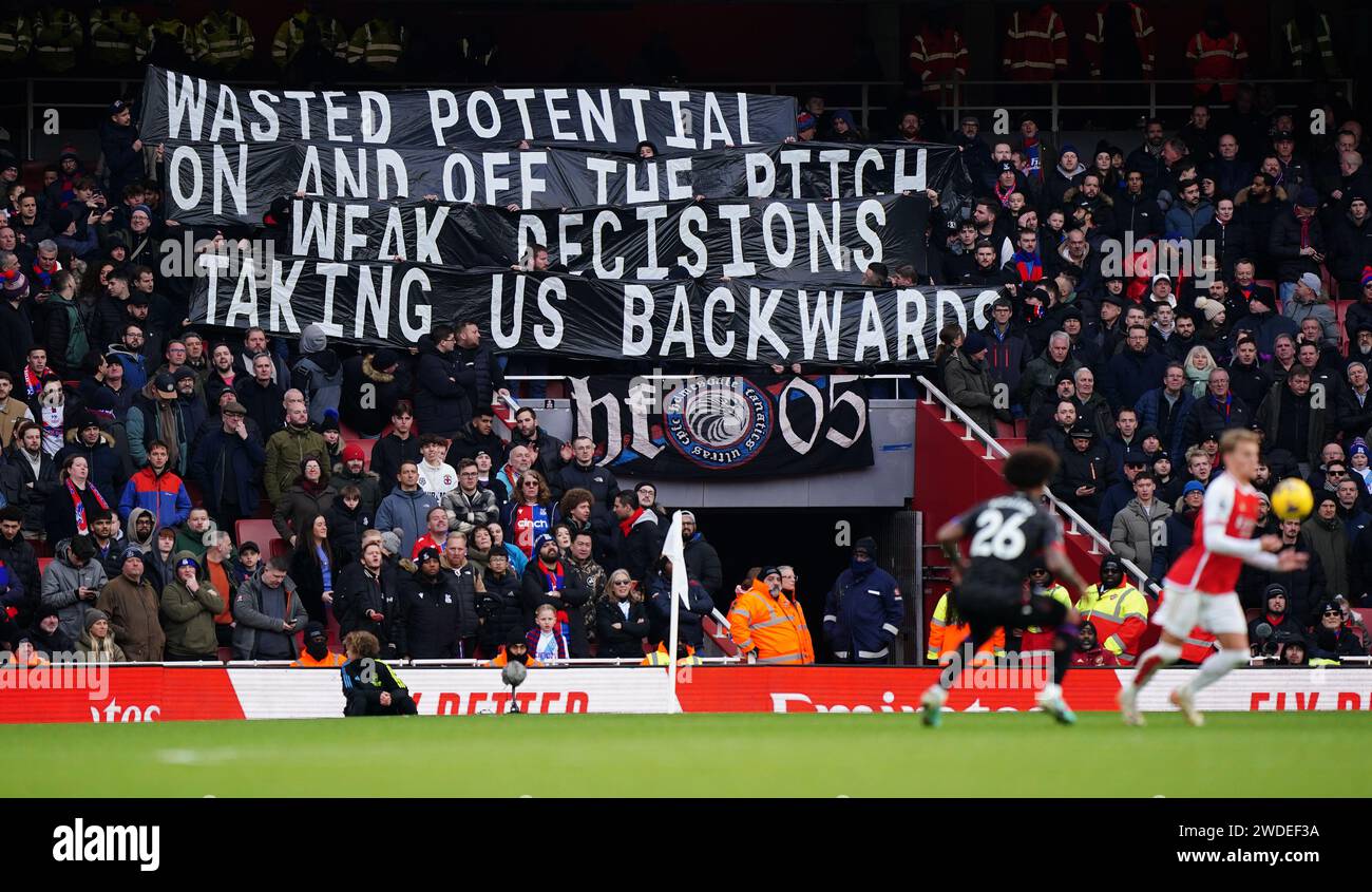 Fans des Crystal Palace enthüllen während des Premier League-Spiels im Emirates Stadium in London ein Banner auf den Tribünen. Bilddatum: Samstag, 20. Januar 2024. Stockfoto