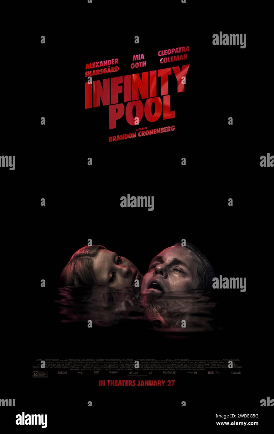 Infinity Pool (2023) von Brandon Cronenberg mit Alexander Skarsgård, Mia Goth und Cleopatra Coleman. James und EM Foster genießen einen All-Inclusive-Strandurlaub auf der fiktiven Insel La Tolqa, als ein tödlicher Unfall die perverse Subkultur des Resorts von hedonistischem Tourismus, rücksichtsloser Gewalt und surrealen Schrecken enthüllt. US-Poster mit einem Blatt ***NUR FÜR REDAKTIONELLE ZWECKE***. Quelle: BFA/Neon Stockfoto