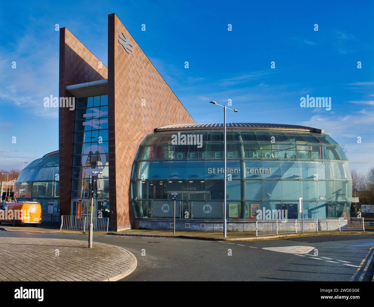 St Helens, Großbritannien - 4. Januar 2024: Das Äußere des St Helens Central Station in Merseyside, England, Großbritannien. Der Bahnhof befindet sich an der Liverpool-Wigan-Linie. Stockfoto