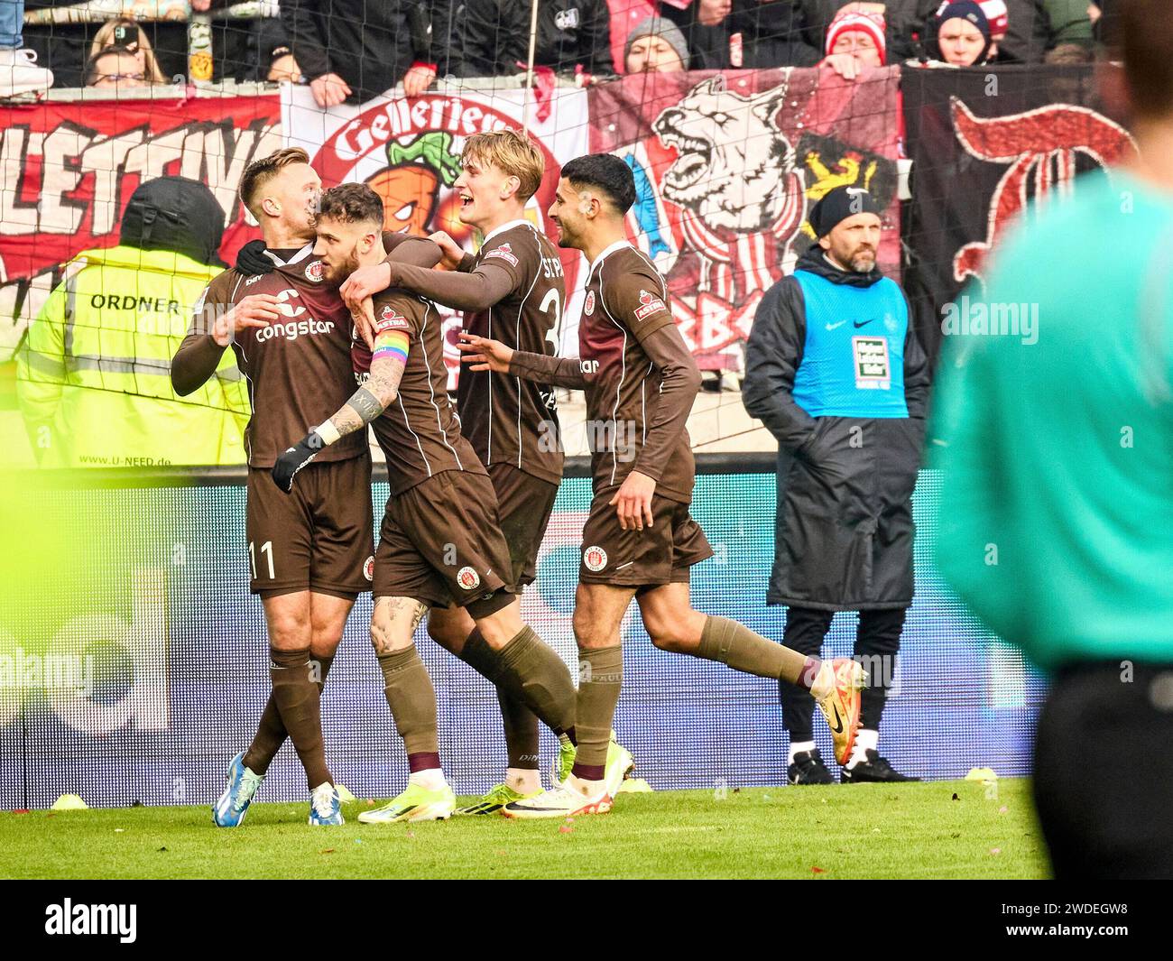 Marcel Hartel (FC St. Pauli #10) schiesst in der 64 Spielminute das zweite Tor für St Pauli. Es steht nun 2:0 für St. Pauli. Torjubel, Freude. Johannes Eggestein (FC St. Pauli #11), Aljoscha Kemlein (FC St. Pauli #36), Elias Saad (FC St. Pauli #26) GER, FC St. Pauli vs. 1.FC Kaiserslautern, Fussball, Bundesliga, Spieltag 18, Spielzeit 2023/2024, 20.01.2024 FOTO: EIBNER-PRESSEFOTO/ STEPHANIE ZERBE DFB/DFL-VORSCHRIFTEN VERBIETEN JEDE VERWENDUNG VON FOTOGRAFIEN ALS BILDSEQUENZEN UND/ODER QUASI-VIDEO Stockfoto