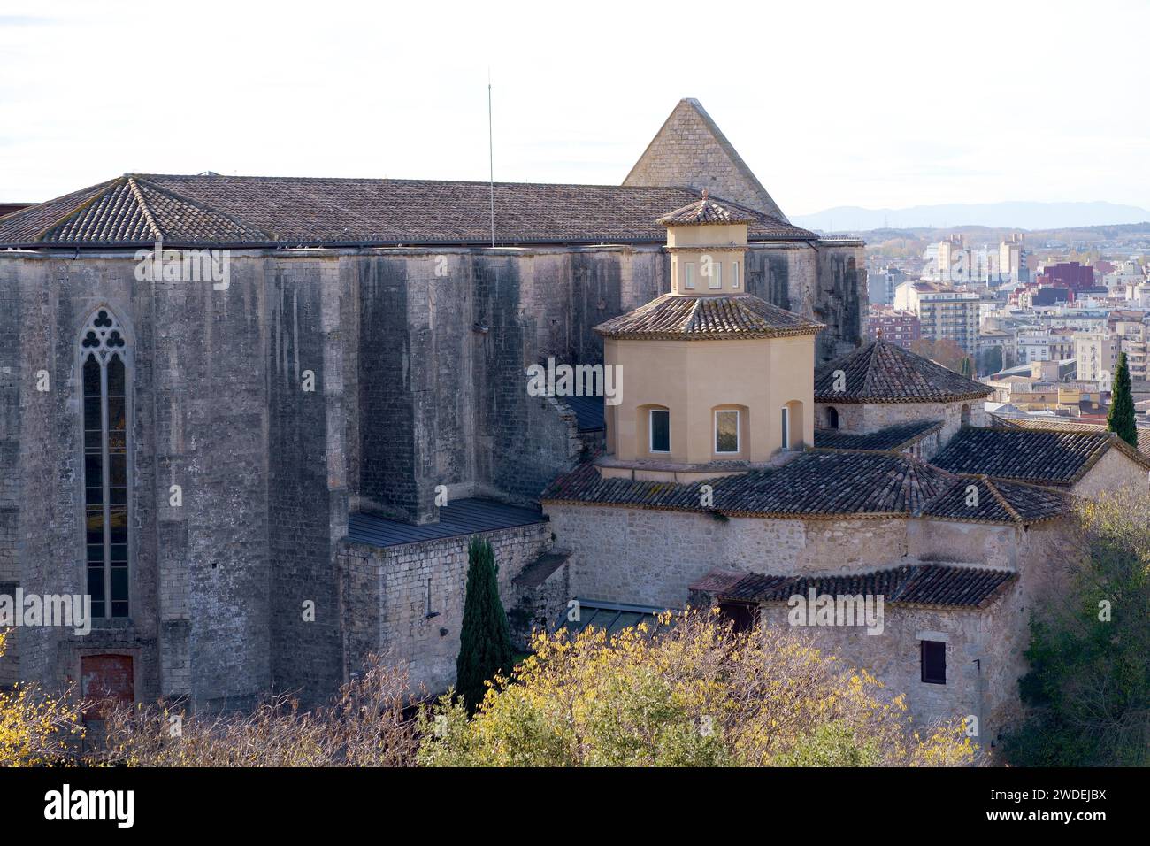 Spanien. Katalonien... Blick auf die Stadt von Gerona. Gebäude der Universität Girona. Catedral de Santa Mar a de Girona. Stockfoto