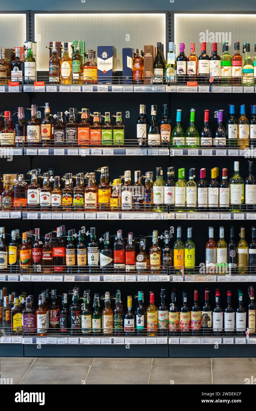 Flaschen mit verschiedenen alkoholischen Getränken in einem Geschäft. Ukraine, Vinnytsia, 2024.01.13 Stockfoto
