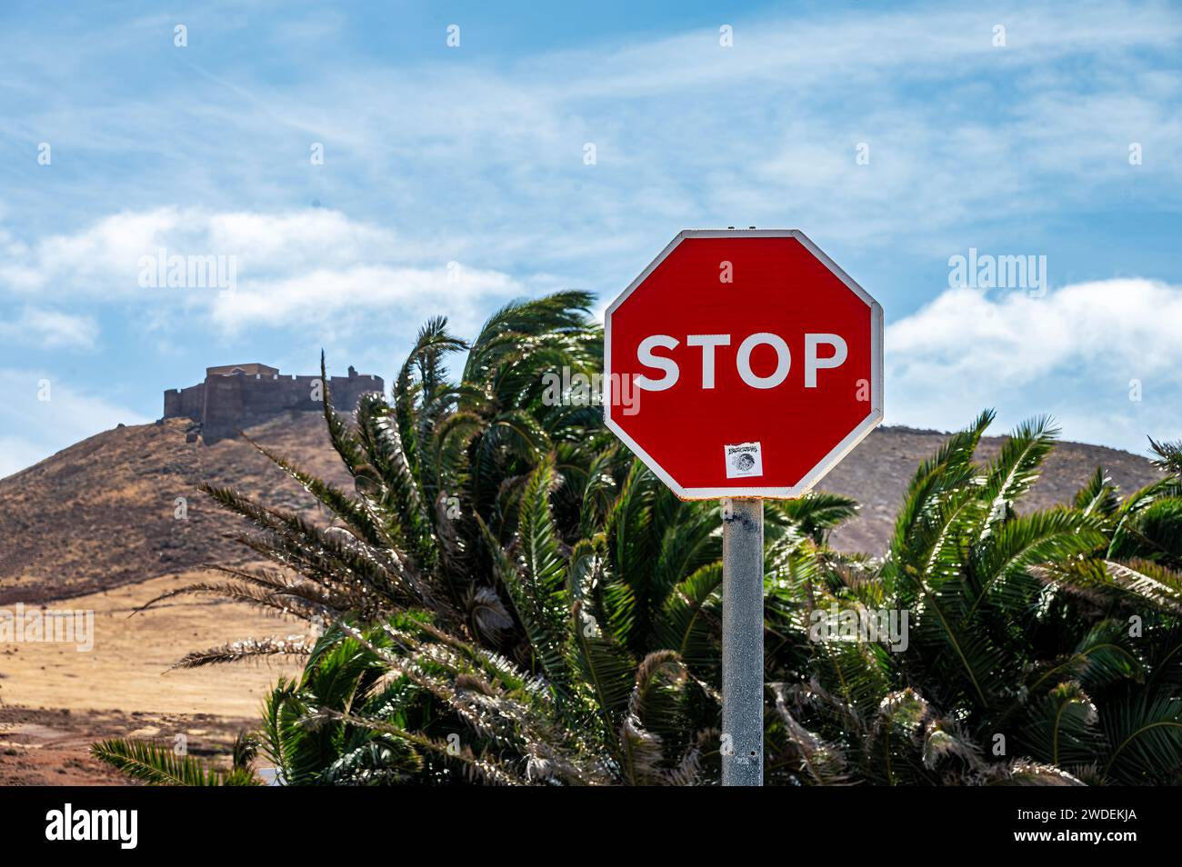 Markantes rot-weißes STOPPSCHILD auf Lanzarote, Kanarischen Inseln, Spanien. Stockfoto