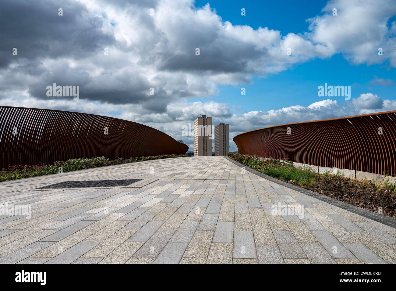 Die Sighthill Bridge überquert Fußgänger und Radfahrer die Autobahn M8 in Glasgow, Schottland. Stockfoto