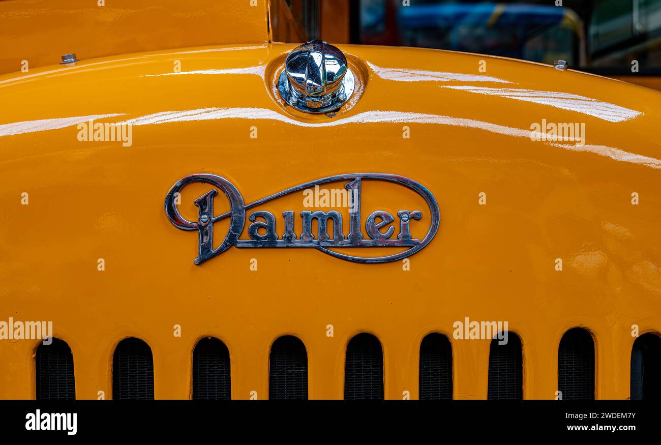 Vorderes Detail des Oldtimer Daimler Bus beim Glasgow Vintage Vehicle Trust, Bridgeton, Glasgow, Schottland. Stockfoto