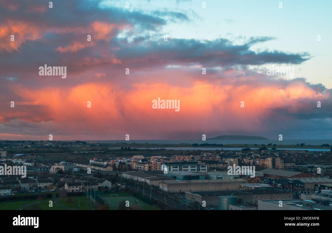 Winterliche Dusche mit Meereseffekt, die an Lambay Island vorbeiführt und bei Sonnenuntergang beleuchtet wird Stockfoto