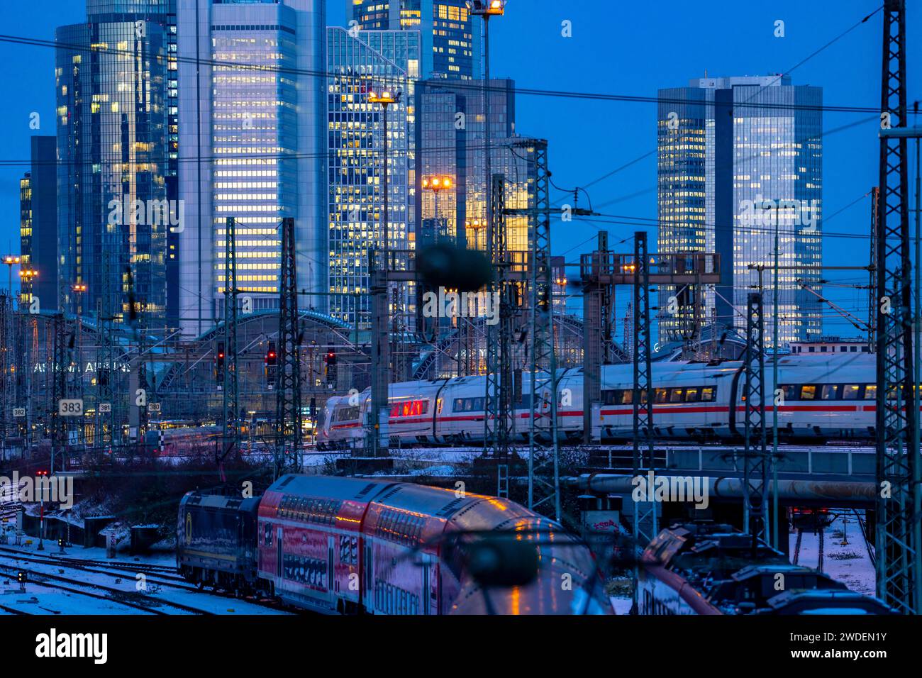 Bahngleise vor dem Hauptbahnhof Frankfurt am Main, ICE-Bahn, Skyline von Wolkenkratzern im CIT, Winter, Schnee, Dämmerung, Hessen, NRW, Stockfoto