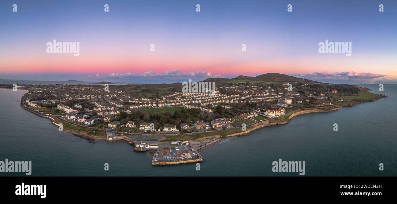 Schwache antikrepuskuläre Strahlen über Howth und Sutton mit vorgelagerten Schneeschauwolken Stockfoto