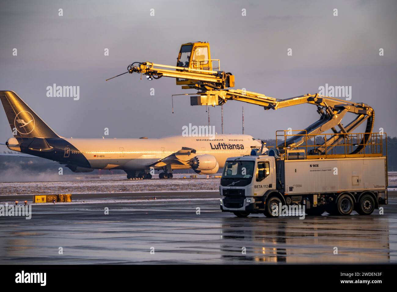 Winter am Flughafen Frankfurt-Main, FRA, Enteisungsfahrzeuge warten auf Enteisung von Flugzeugen, Hessen, Deutschland, Stockfoto