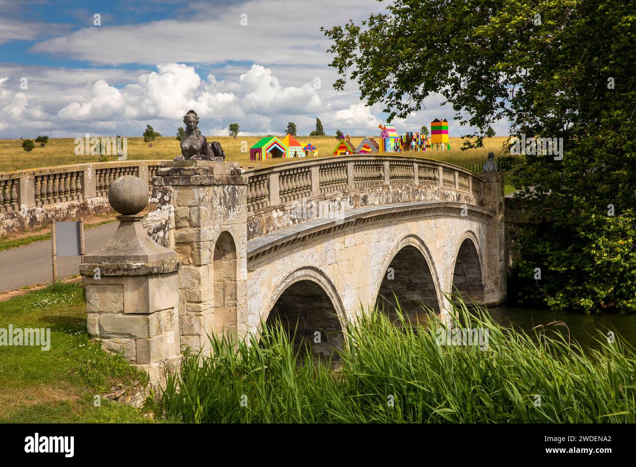 Großbritannien, England, Warwickshire, Compton Verney, Old Town Meadow, Bridge and Morag Myerscough’s Summer of Sculpture, farbenfrohe Dorfinstallation Stockfoto