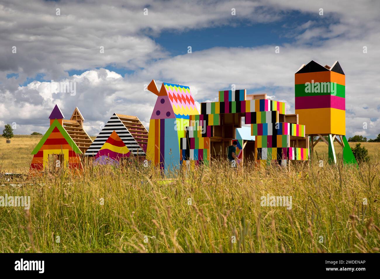 Großbritannien, England, Warwickshire, Compton Verney, Old Town Meadow, Summer of Sculpture Morag Myerscough’s, farbenfrohe Dorfinstallation Stockfoto