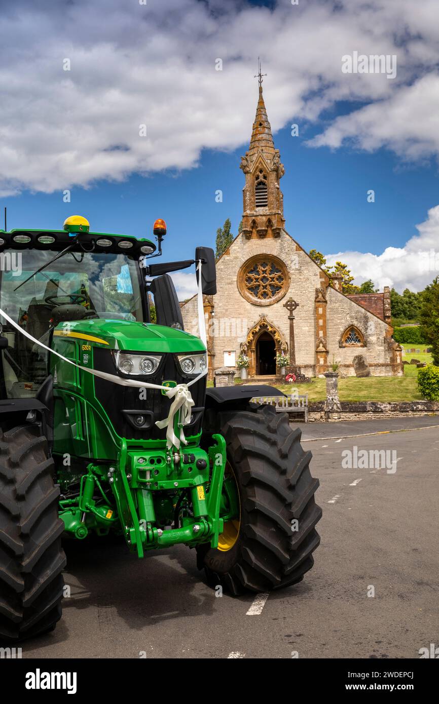 Großbritannien, England, Warwickshire, Cornbrook Village, Hochzeits-Transporttraktor vor St. Mary und Margaret’s Church Stockfoto