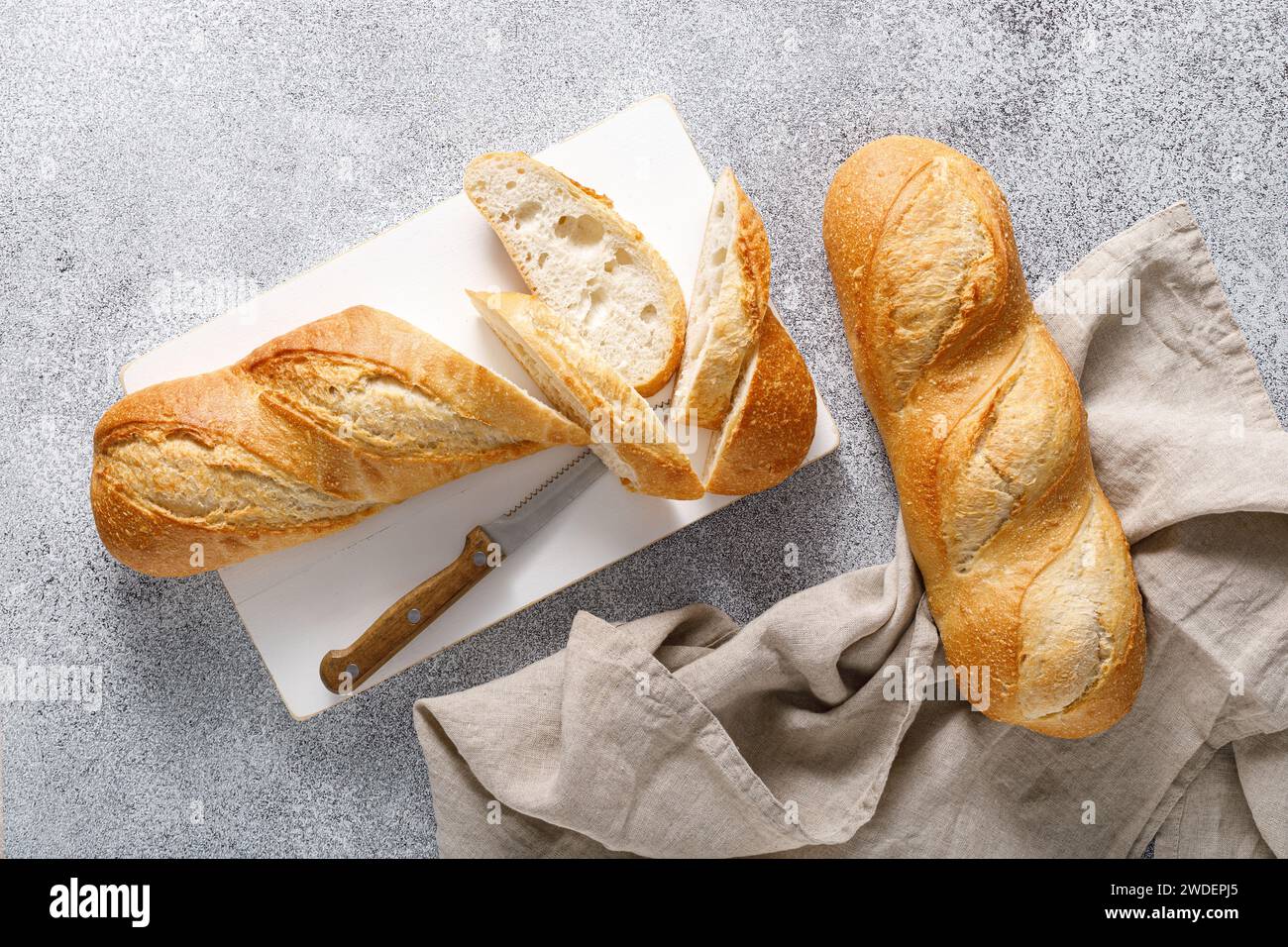 Brot, Baguette auf einem Brett geschnitten, Blick von oben Stockfoto