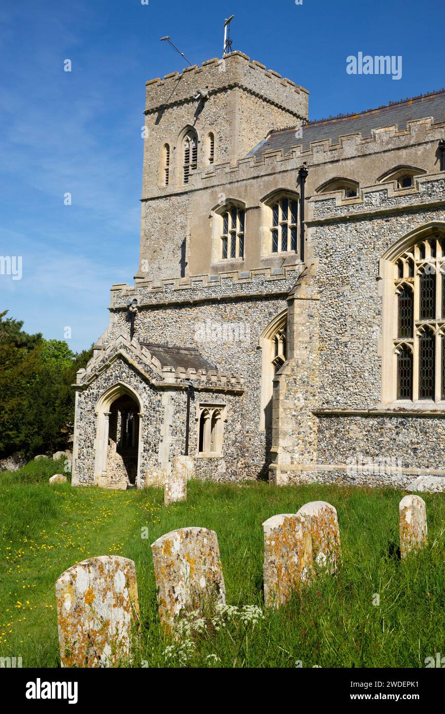 St. Peter's Church mit ihrem Turm aus dem 14. Jahrhundert, Moulton, Suffolk Stockfoto