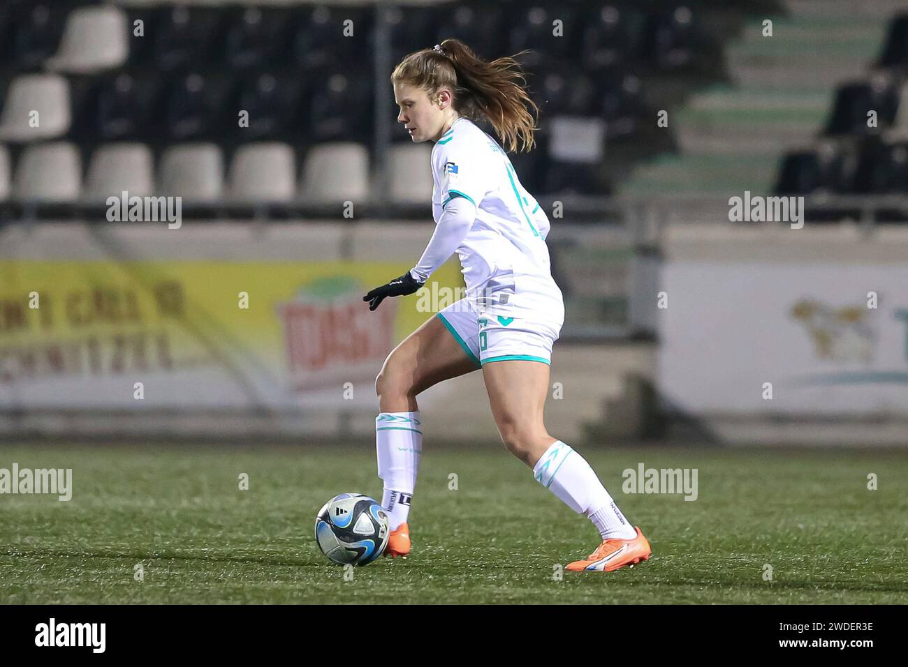 v.li.: Emilie Bernhardt (SV Werder Bremen, 16) am Ball, Freisteller, Einzelbild, Ganzkörper, Aktion, Aktion, Spielszene, 19.01.2024, Rheda-Wiedenbrück (Deutschland), Fussball, Testspiel Frauen, FSV Gütersloh 2009 - SV Werder Bremen Stockfoto