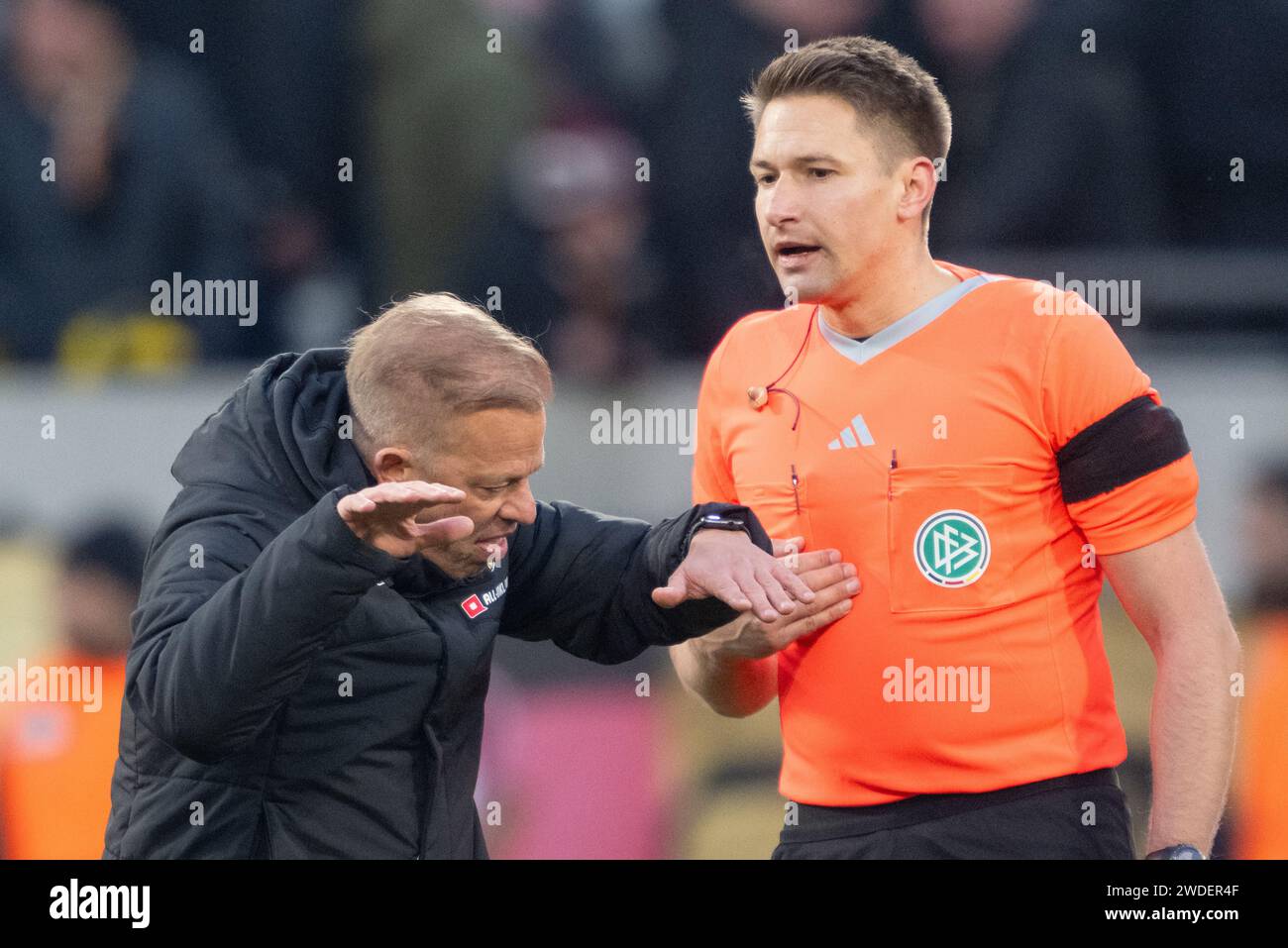 Dresden, Deutschland. Januar 2024. Fußball: 3. Liga, SG Dynamo Dresden - SV Sandhausen, Spieltag 21, Rudolf-Harbig-Stadion. Dynamo-Trainer Markus Anfang (l) spricht nach dem Spiel mit Schiedsrichter Tobias Reichel. Quelle: Robert Michael/dpa/ZB/dpa/Alamy Live News Stockfoto