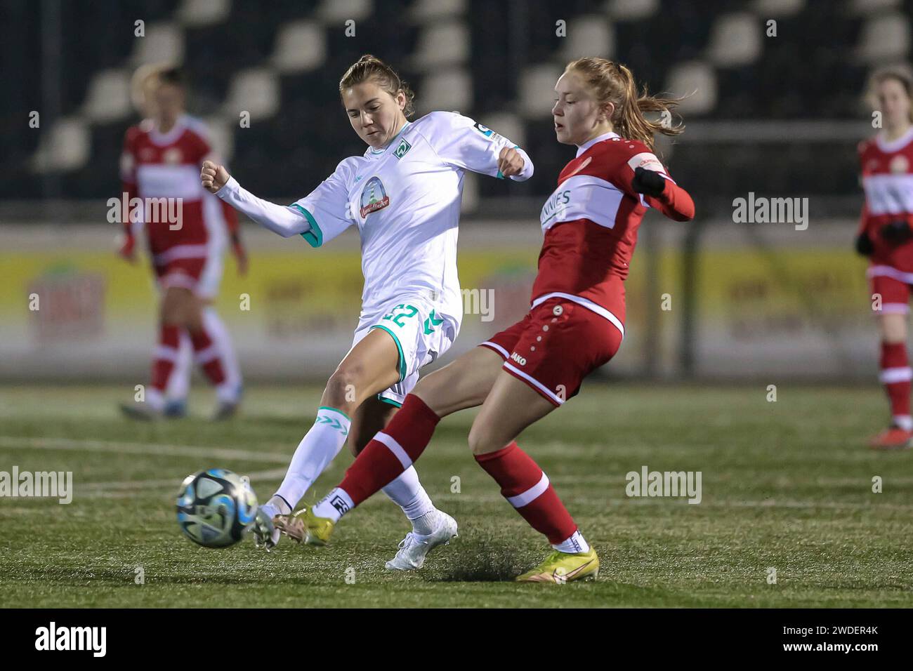 v.li.: Rieke Dieckmann (SV Werder Bremen, 22) und Ronja Leubner (FSV Gütersloh 2009, 19) im Zweikampf, Duell, Dynamik, Aktion, Action, Spielszene, 19.01.2024, Rheda-Wiedenbrück (Deutschland), Fussball, Testspiel Frauen, FSV Gütersloh 2009 - SV Werder Bremen Stockfoto