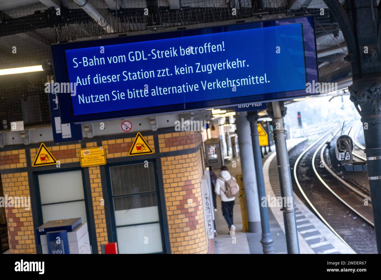 Der leere Berliner S-Bahnhof Schönhauser Allee. Die Gewerkschaft der Lokführer GDL hat erneut zu einem dreitägigen Warnstreik ausgerufen. Hinweistafeln weisen darauf hin, dass auf diesem Bahnhof während des Streiks kein Zugverkehr stattfand. / Die leere Berliner S-Bahn-Station Schönhauser Allee. Die zugfahrergewerkschaft GDL hat erneut einen dreitägigen Warnstreik ausgerufen. Schilder weisen darauf hin, dass es während des Streiks keine Zugverbindungen an diesem Bahnhof geben wird. Streik der Lokführergewerkschaft GDL- Auswirkungen auf Berliner Nahverkehr *** der leere Berliner S-Bahnhof Schönhauser Allee der Zug Stockfoto