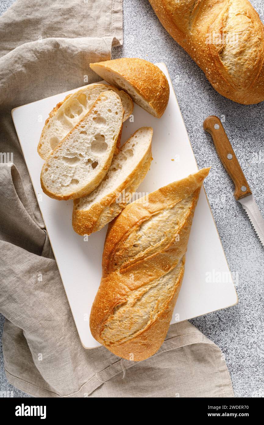 Brot, Baguette auf einem Brett geschnitten, Blick von oben Stockfoto