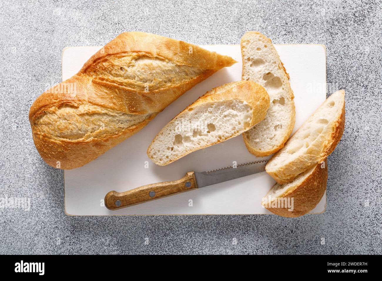 Brot, Baguette auf einem Brett geschnitten, Blick von oben Stockfoto