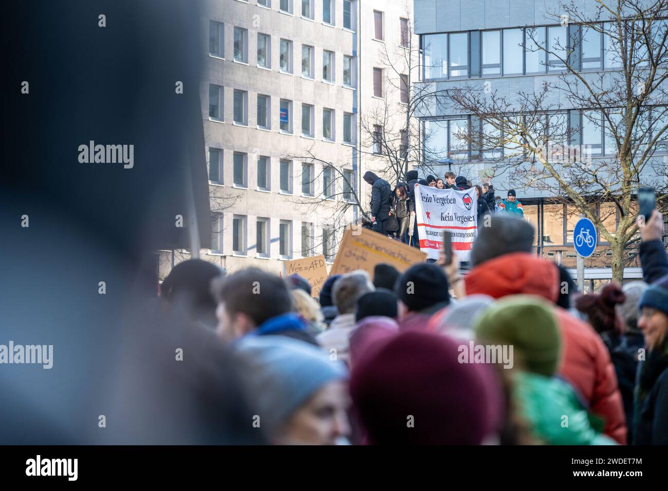 Nürnberg, Deutschland. Januar 2024. Teilnehmer einer Anti-AfD-Demonstration auf dem Willy-Brandt-Platz in Nürnberg halten auf dem Dach einer Parade ein Banner mit den Worten „keine Vergebung, kein Vergessen“. Tausende von Menschen versammelten sich am Samstag bei einer Demonstration, die von der Nürnberger Nazistopp-Allianz gefordert wurde. Mit der Demonstration wollten die Teilnehmer ein Signal des Widerstands gegen rechtsextreme Aktivitäten setzen. Derzeit finden in ganz Deutschland Proteste statt, um auf Forschungen über ein Treffen rechter Kreise zu reagieren. Quelle: Pia Bayer/dpa/Alamy Live News Stockfoto