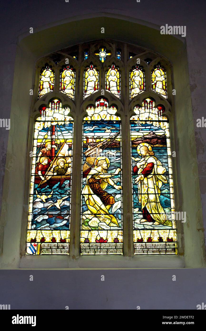 Ein Buntglasfenster in der Kirche der Heiligen Maria der Jungfrau, Gestingthorpe Dorf im Braintree Bezirk, Essex. Stockfoto