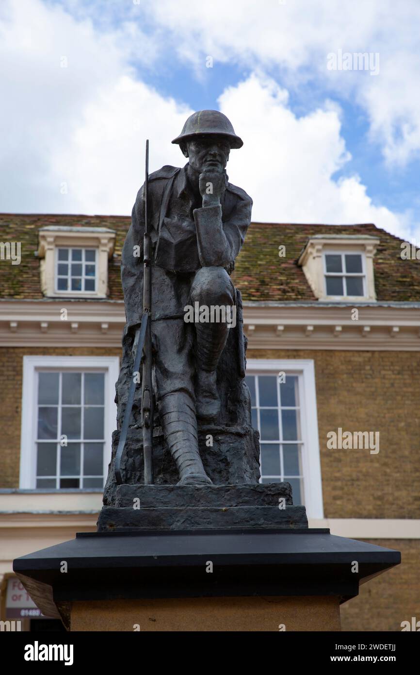 Das war Memorial zeigt den denkenden Soldaten am Marktplatz, Huntingdon, Cambridgeshire Stockfoto