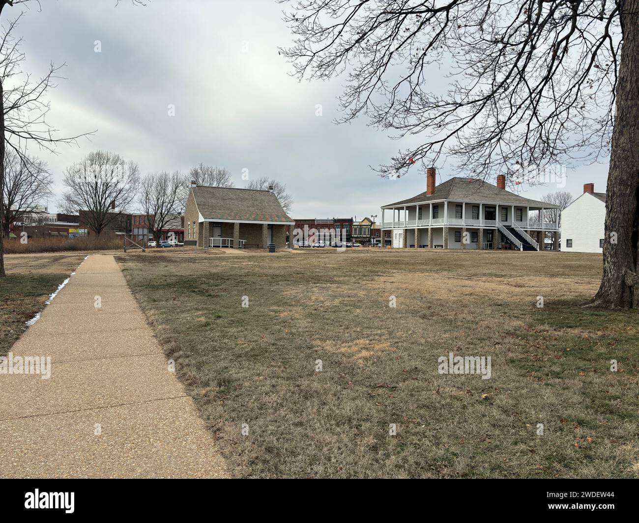 Wachhaus und Besucherzentrum in Fort Scott National Historic Site mit der Innenstadt von Fort Scott im Hintergrund. Januar 2024 Stockfoto